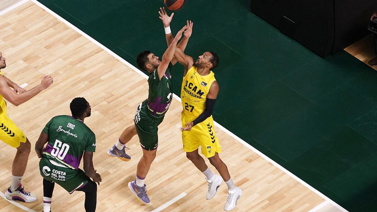 Sadiel Rojas, del UCAM Murcia, peleando un rebote ante Axel Bouteille.