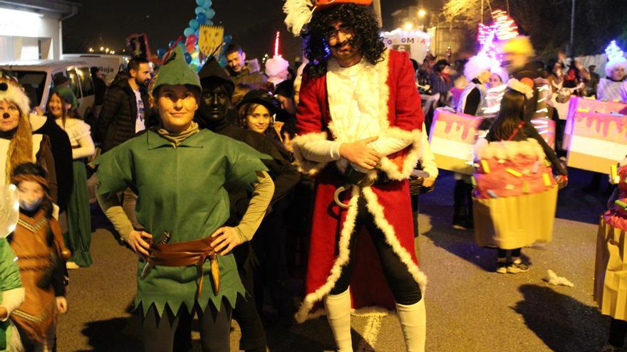 Peter Pan, Campanilla, Garfio y algún que otro niño perdido llenan de magia el desfile de Carnaval en Laviana