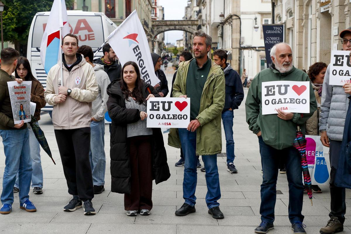 Concentración, ayer, en Lugo convocada por Queremos Galego ante la supresión del área de Promoción da Lingua.