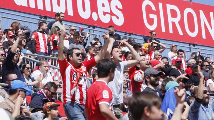 L&#039;afició del Girona, durant el derbi