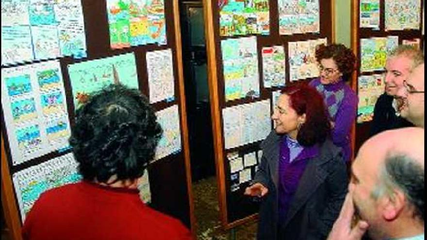 Los responsables del parque recorrieron la exposición de dibujos escolares. / rafa Vázquez