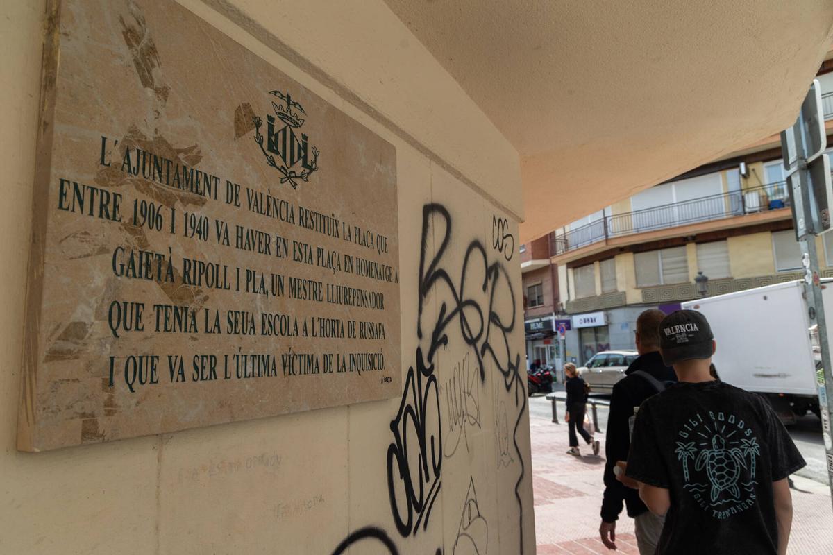 Placa en recuerdo de Gaietà Ripoll, en el Mercado de Russafa.