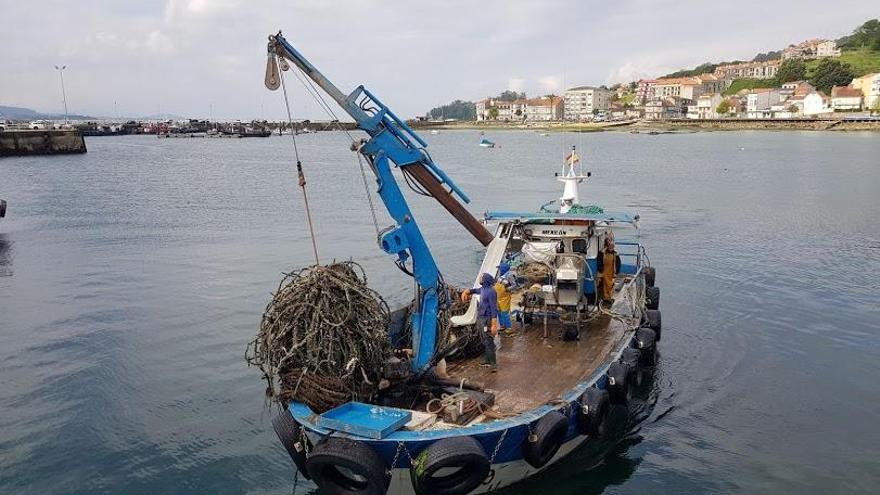 Un barco auxiliar de acuicultura en el puerto de Moaña, ayer.