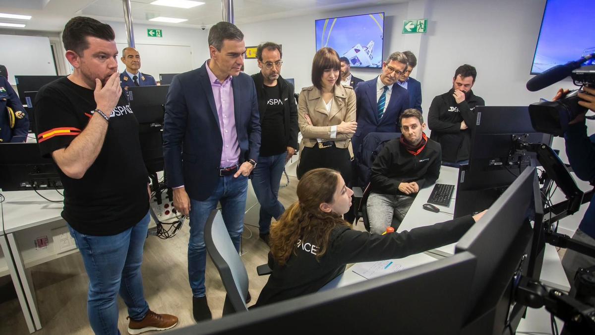 El equipo de la firma ilicitana explica a Pedro Sánchez los pasos a dar para lanzar el cohete, junto a la ministra Diana Morant, el pasado mes de marzo en Huelva.