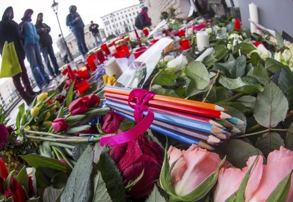 Llapis i flors davant l’ambaixada de París a Berlín.