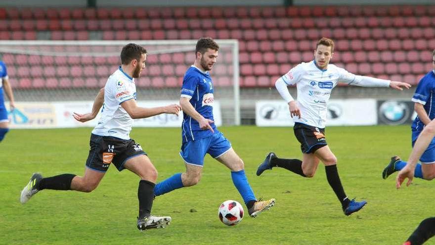 Martín Lamelas, primero por la derecha, fue el autor de los dos goles del Ourense CF. // Iñaki Osorio