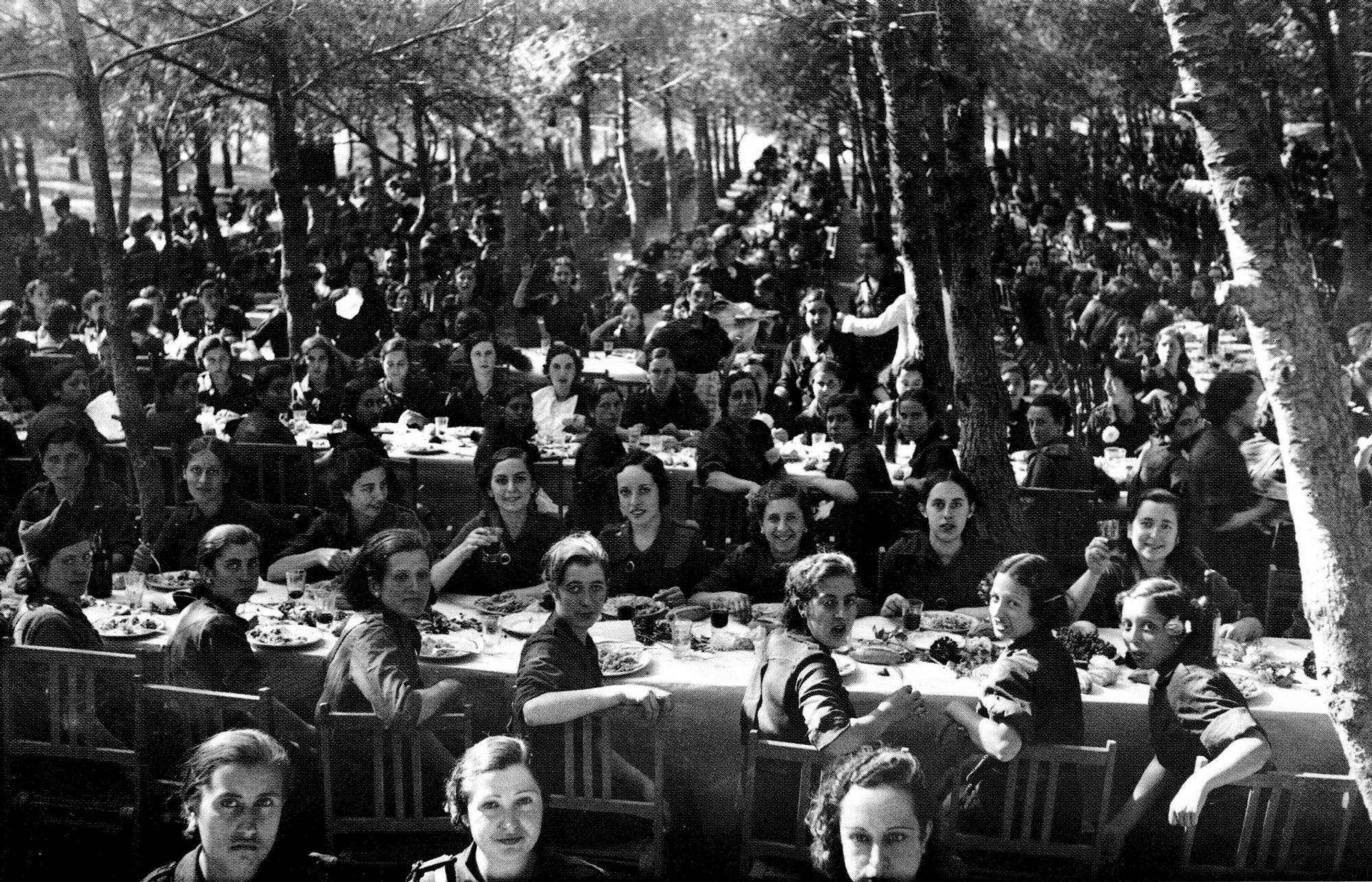 Almuerzo de la Sección Femenina en Las Palmeras, 1936