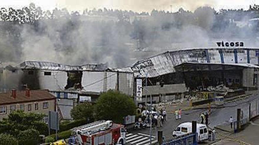 6-9-2008
Diez mil metros cuadrados se calcinan en O Gorxal | Un recinto de 10.000 metros cuadrados que albergaba varias empresas se calcinó 
por completo de madrugada. Los restos del incendio llegaron al río Lagares, lo que provocó la muerte de centenares de peces.