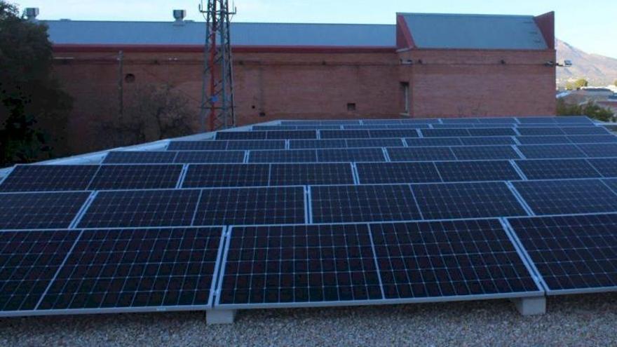 Placas solares en el tejado de la biblioteca de Mutxamel.