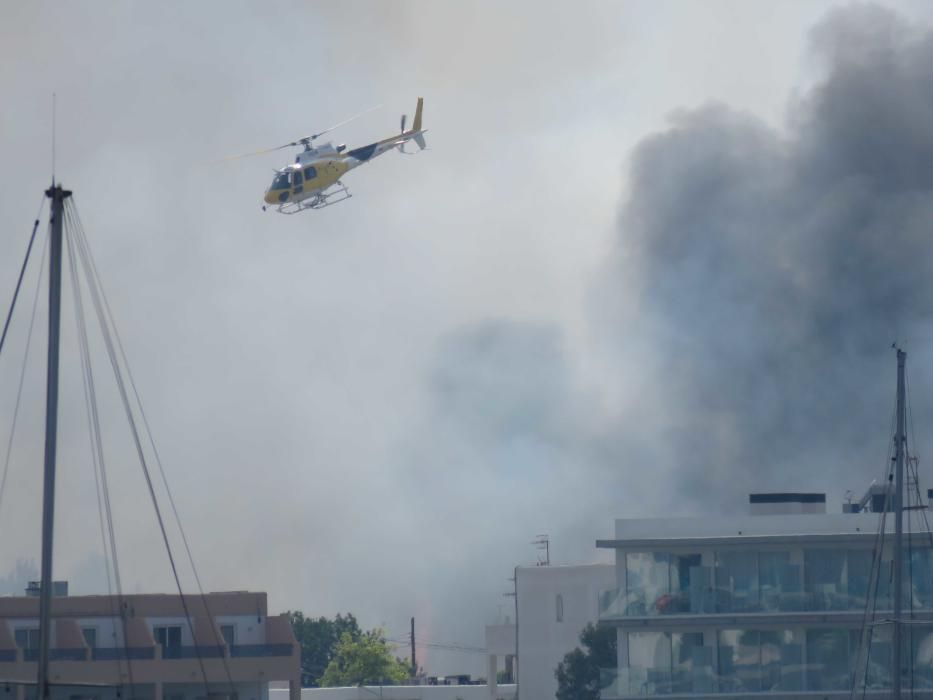 Evacuadas tres viviendas por un incendio agrícola en Cala de Bou