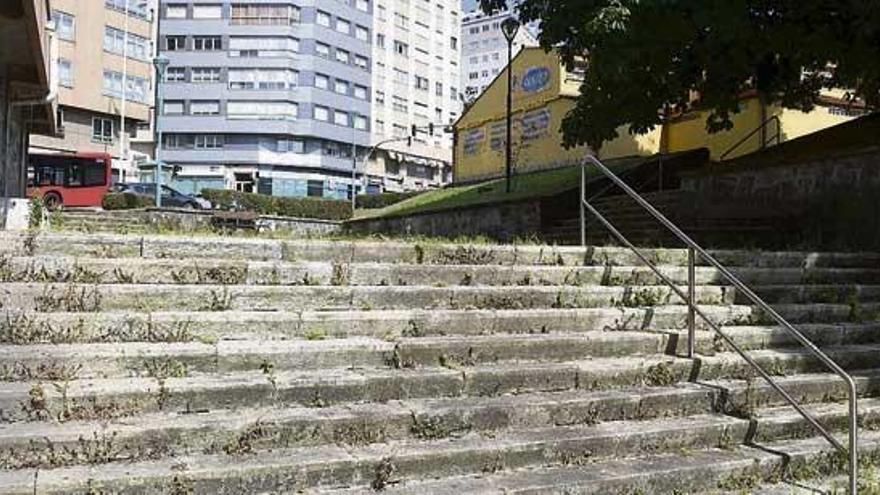 Escalera de piedra de la calle Castaños, donde se actuará para mejorar la movilidad.