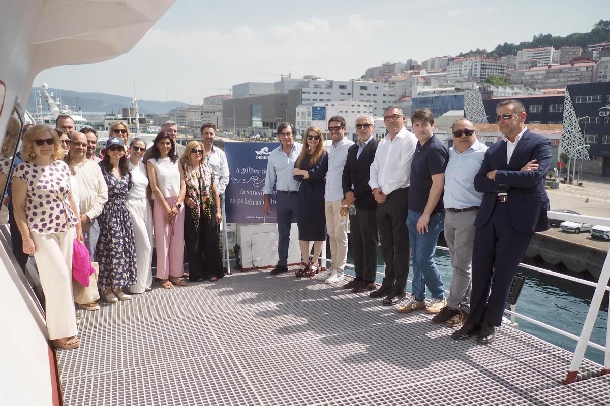 El equipo de Pereira durante la inauguración de su nueva valla en Beiramar.