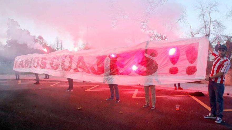 Pancarta de apoyo al Sporting en el recibimiento al autocar del equipo en El Molinón.