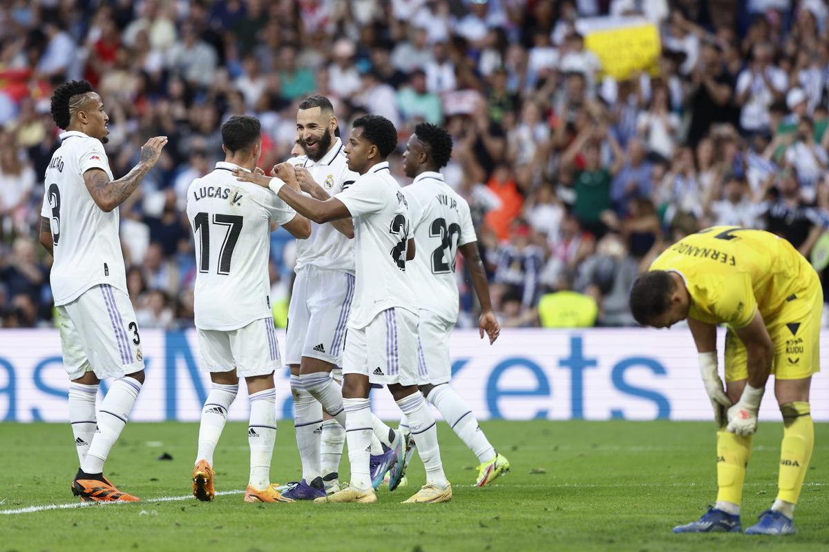 MADRID, 29/04/2023.- Los jugadores del Real Madrid celebran el gol de penalti de su equipo durante el encuentro correspondiente a la jornada 32 de LaLiga Santander que Real Madrid y UD Almería disputan este sábado en el Santiago Bernabéu, en Madrid. EFE/ Rodrigo Jiménez