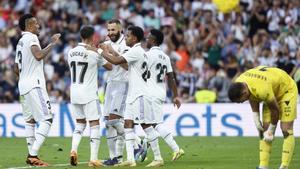 MADRID, 29/04/2023.- Los jugadores del Real Madrid celebran el gol de penalti de su equipo durante el encuentro correspondiente a la jornada 32 de LaLiga Santander que Real Madrid y UD Almería disputan este sábado en el Santiago Bernabéu, en Madrid. EFE/ Rodrigo Jiménez