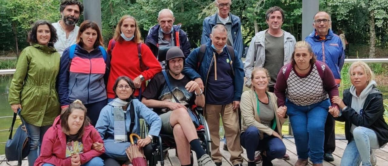 Los protagonistas de «Diarios de rodaje», en el Jardín Botánico, junto a los promotores del taller.