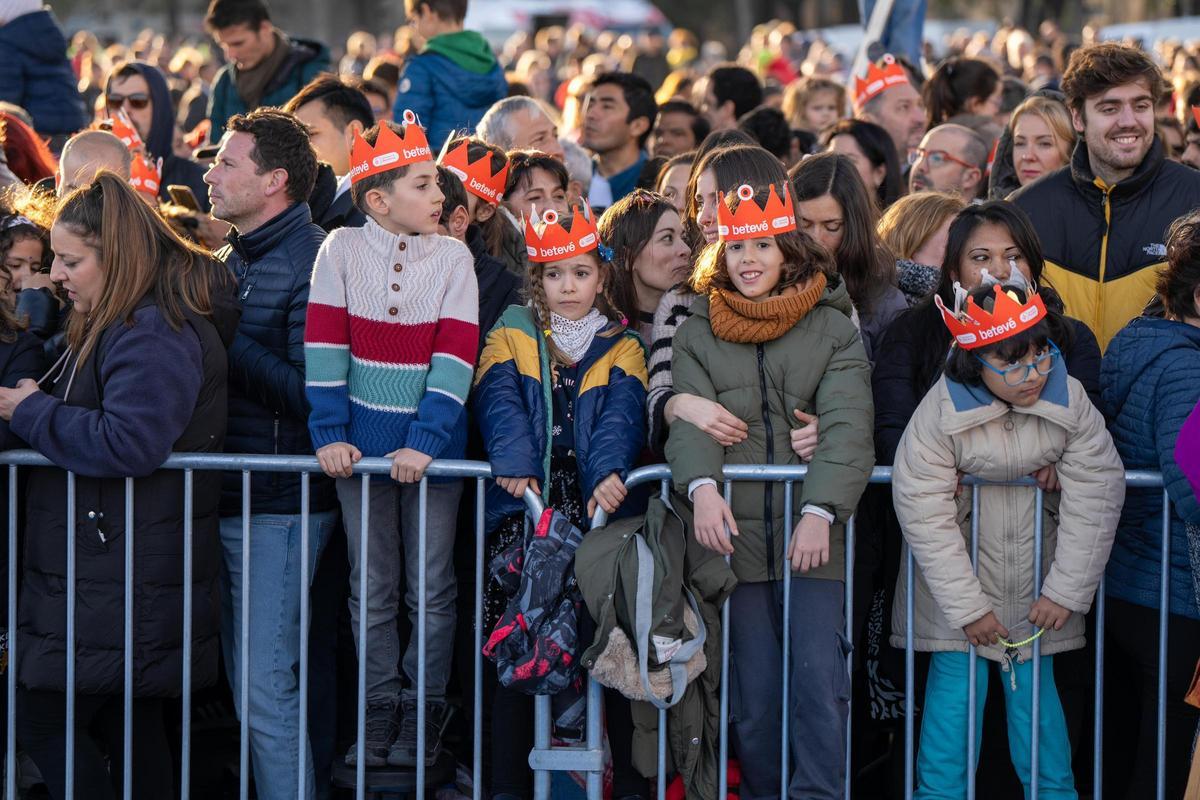 Miles de personas colman la costa de Barcelona para dar la bienvenida a los Reyes Magos