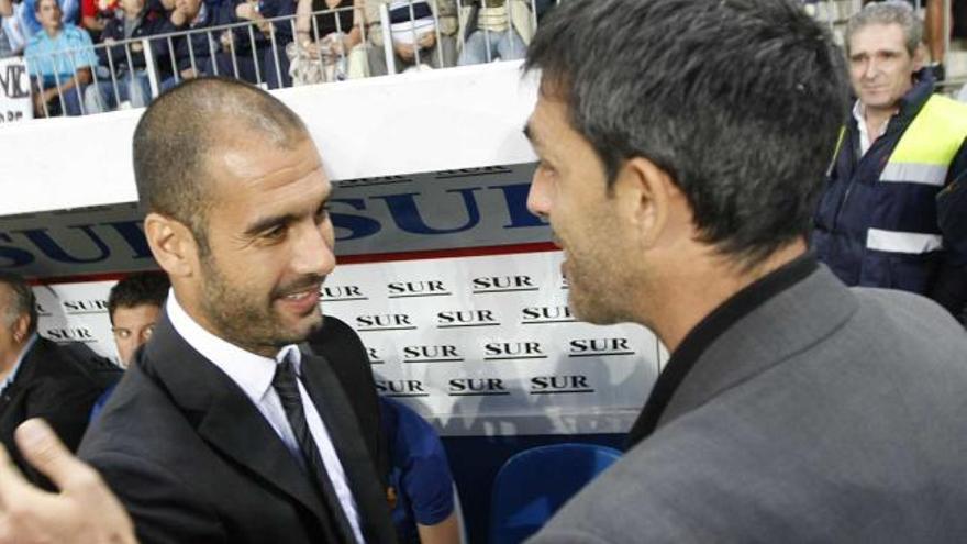 Técnicos. Guardiola y Muñiz se saludan instantes antes de que el partido arrancara en el estadio de Martiricos.