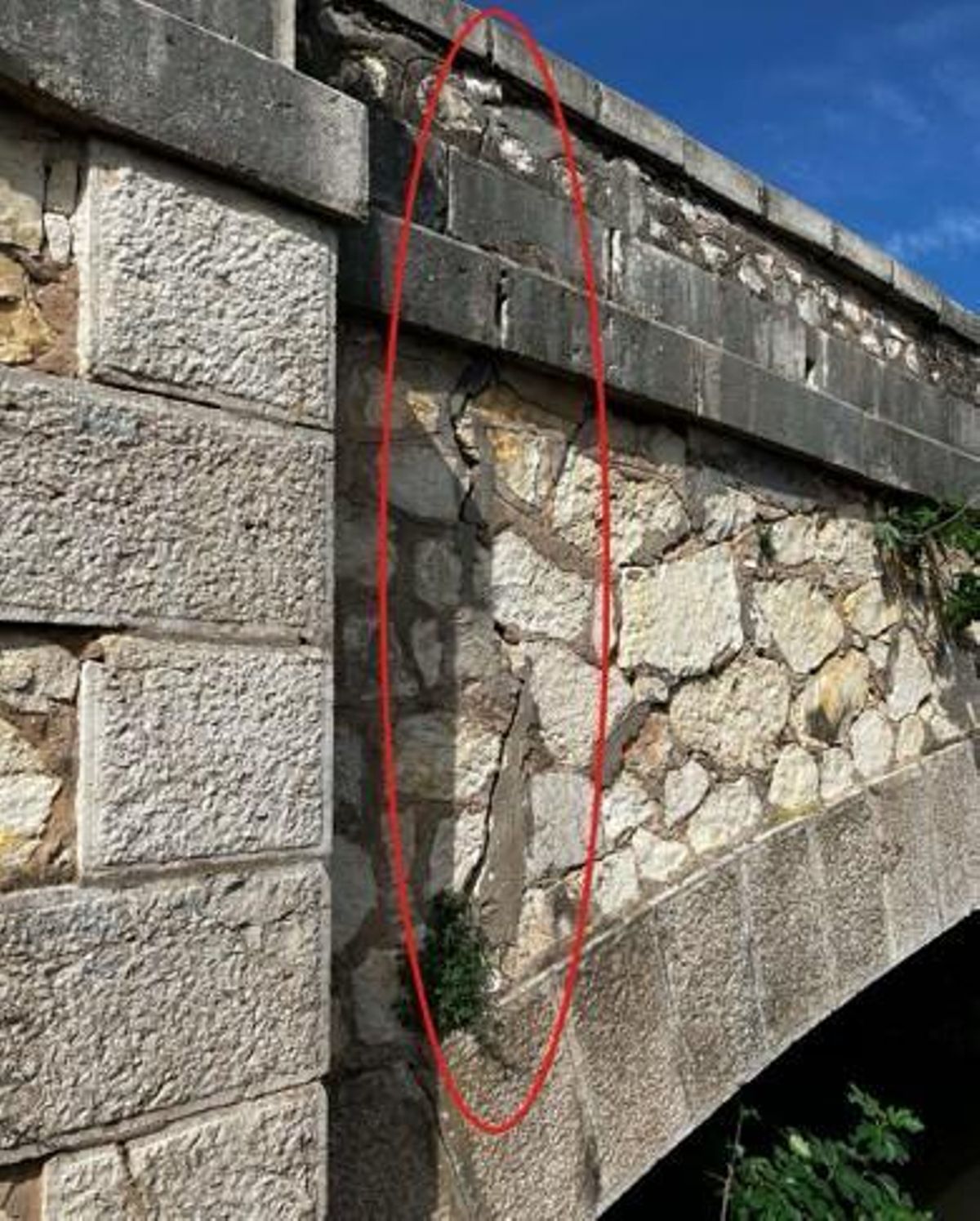 Una de las grietas abiertas en el puente que salva el río Verde.