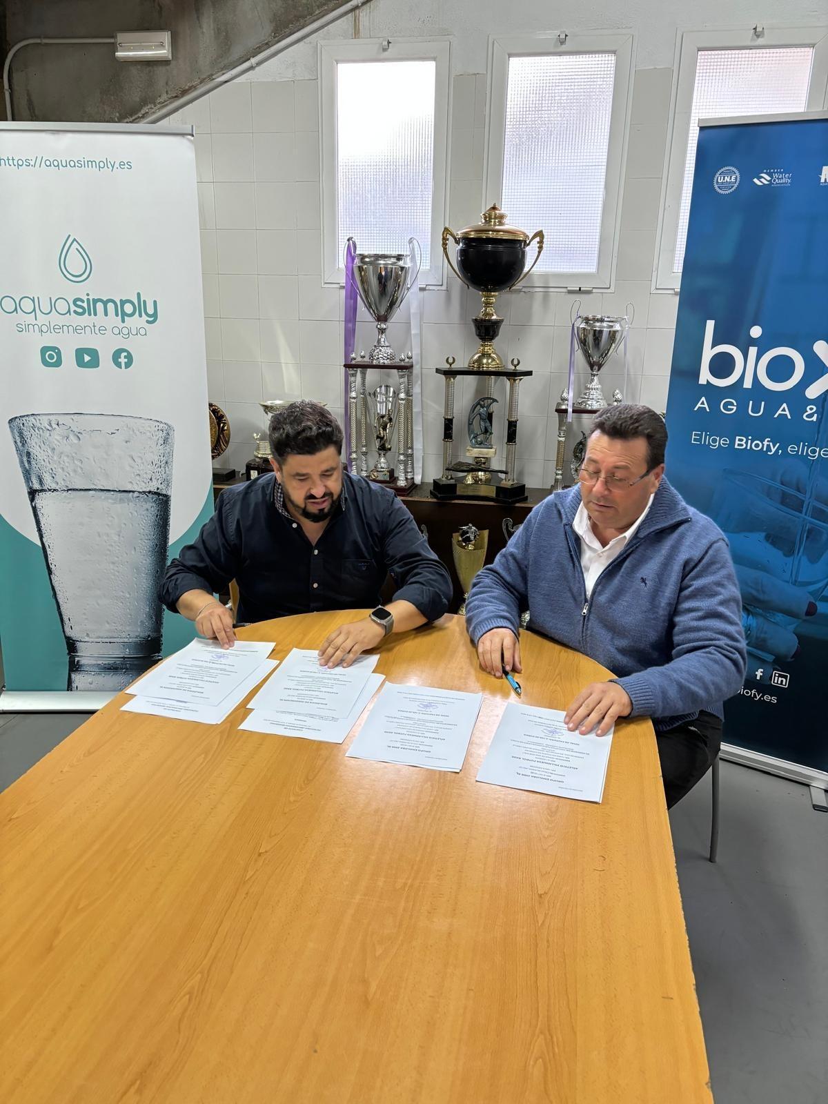Los responsables de Biofy y del Atlético Villanueva de Córdoba, en la firma del acuerdo.