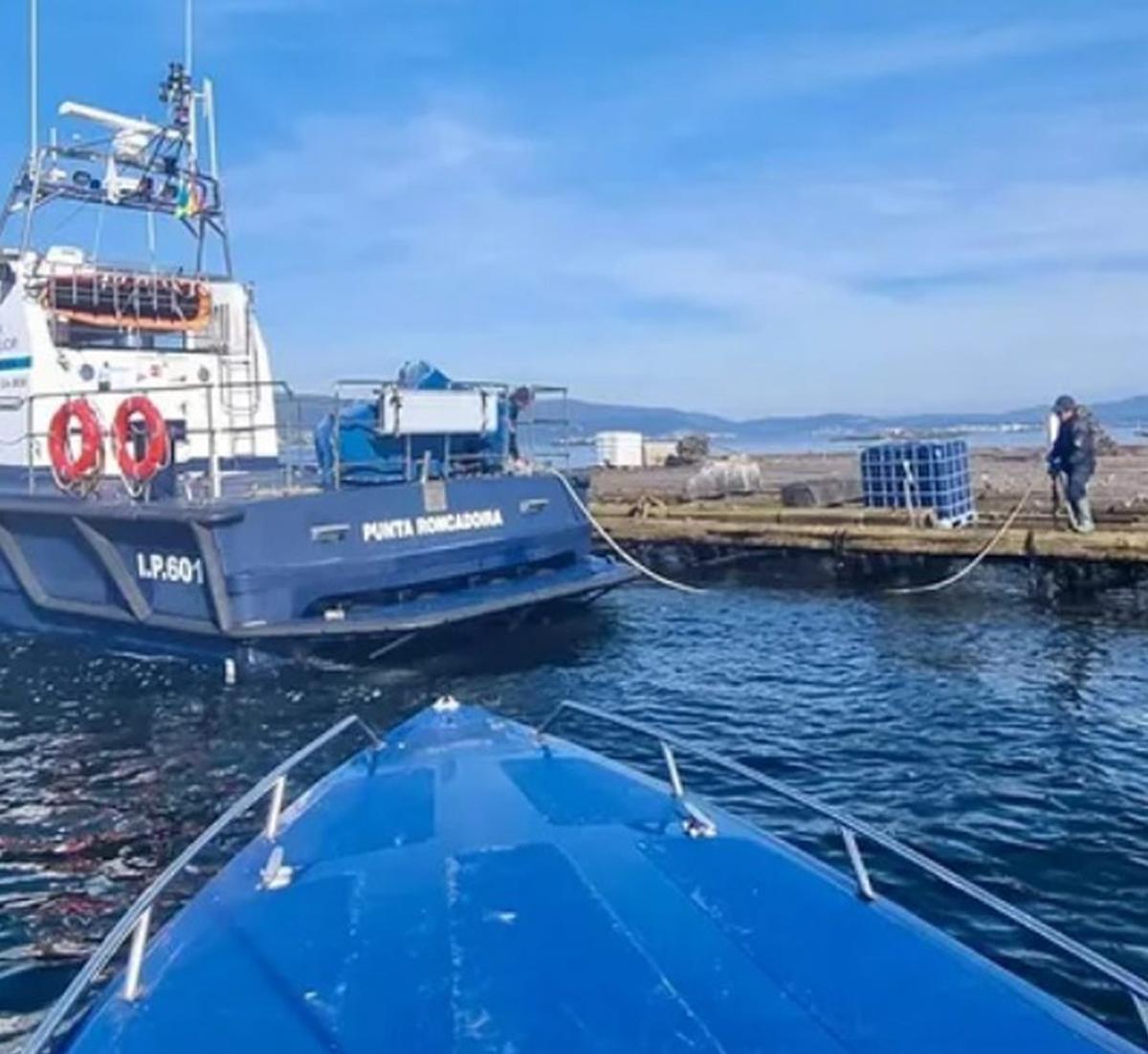 Las lanchas de Gardacostas reuperando una batea en apuros, en Cambados..