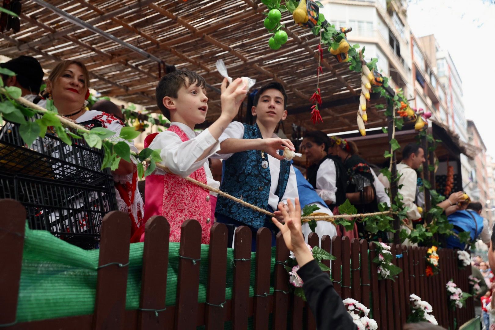 Carmen y Nerea descubren la "tronaera" y el Bando más divertido en Murcia