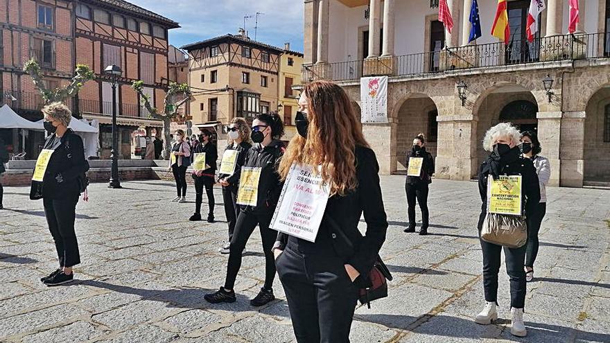 Varias personas en la concentración de Toro. 