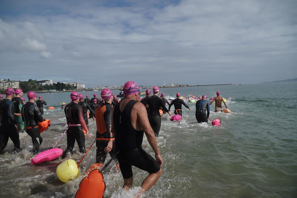 La prueba de natación en aguas abiertas contó con salida y llegada en la playa de Santa Cristina.