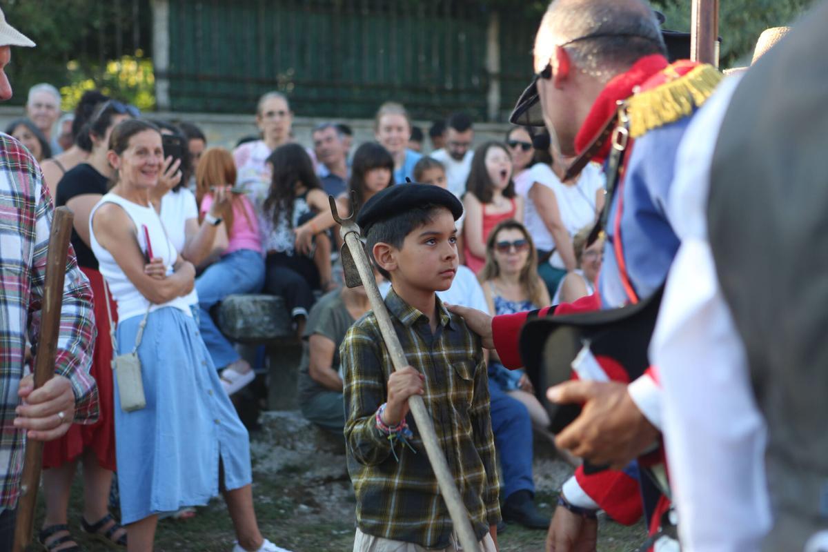 Un neno, vestido como Balbino, a personaxe de Neira Vilas.