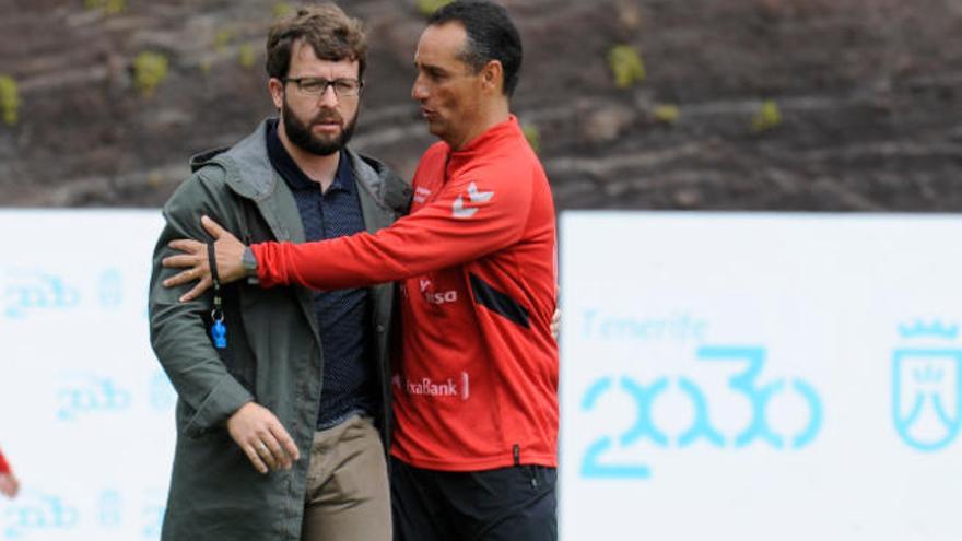 Oltra sujeta a Moreno durante un entrenamiento de la pasada semana.