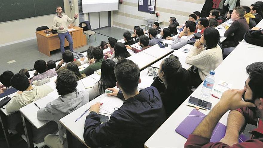 Dos de cada 10 estudiantes dejan la universidad sin terminar la carrera