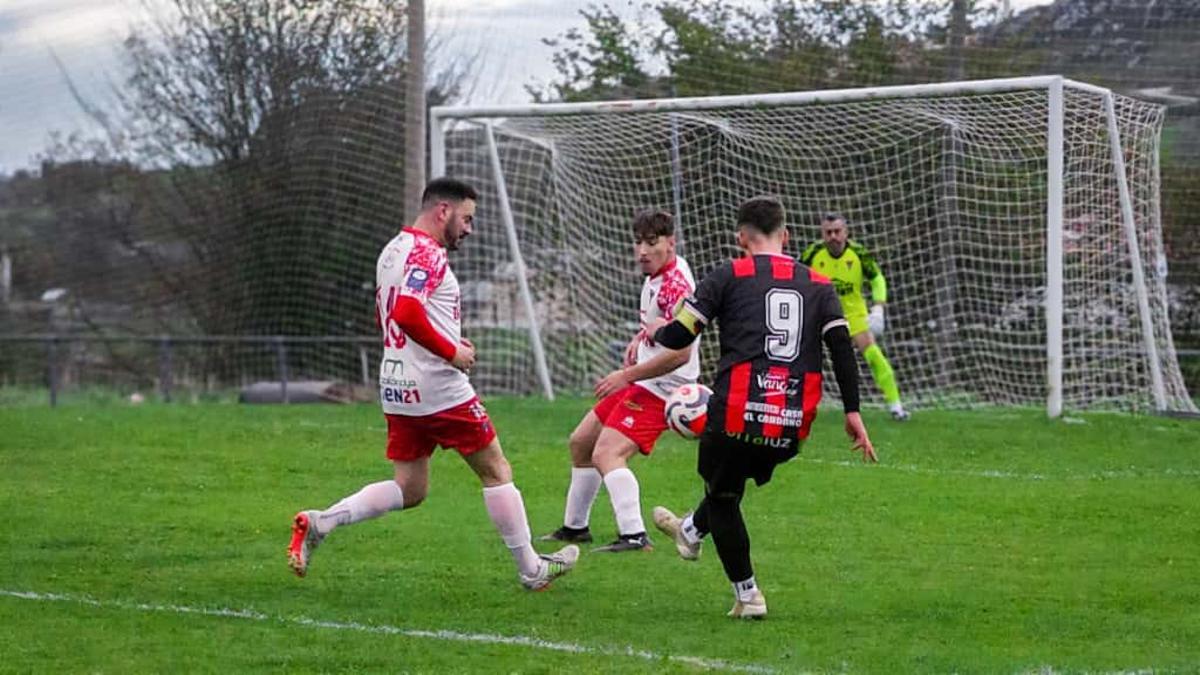 Un momento del partido de La Espina frente al Marino Cudillero.