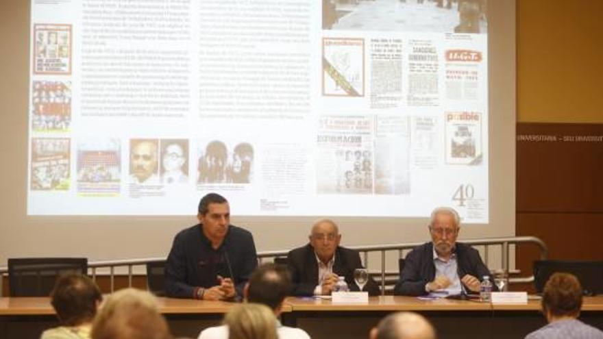 Moreno, a la derecha de la imagen, ayer junto al periodista José María Perea y el catedrático Jorge Olcina.