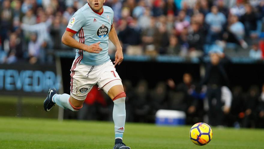 Maxi Gómez conduce el balón ante el Athletic de Bilbao. // R. Grobas