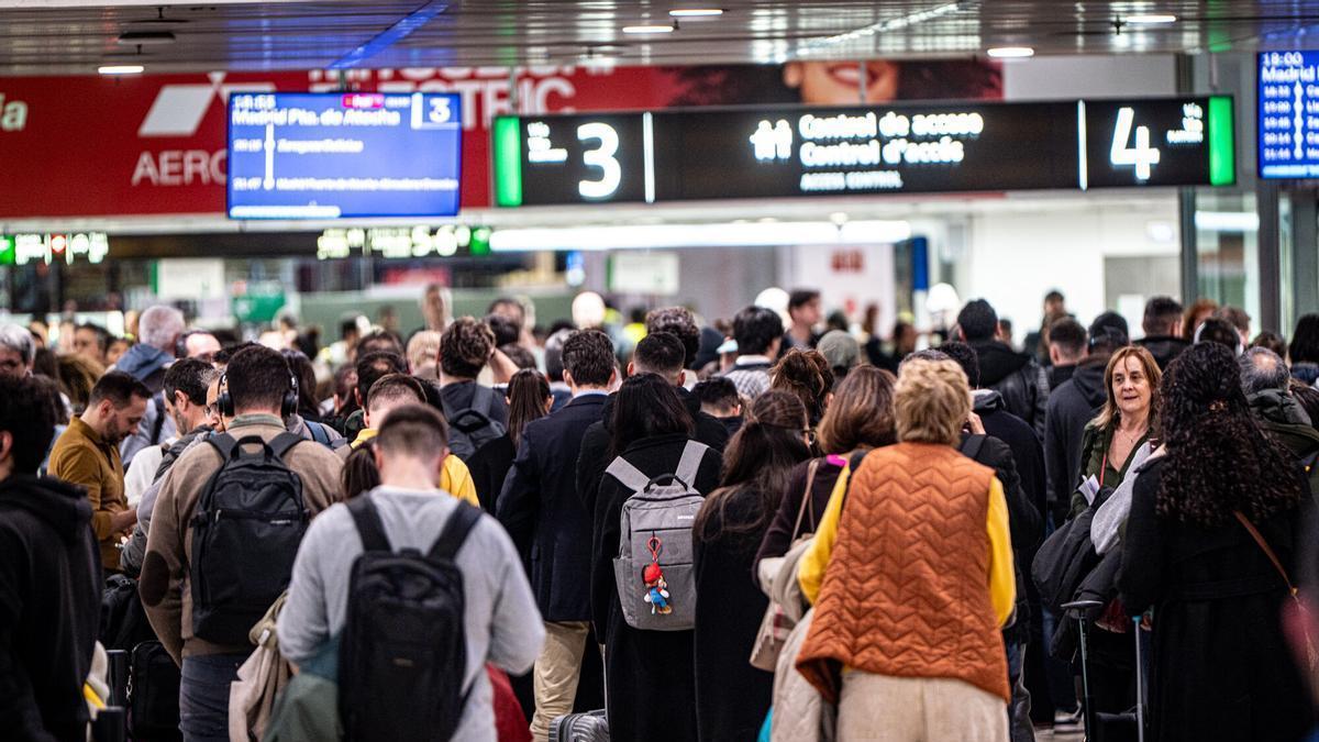 Renfe, Adif y AVE sufren retrasos colapsando las estación de Sants a consecuencia del temporal