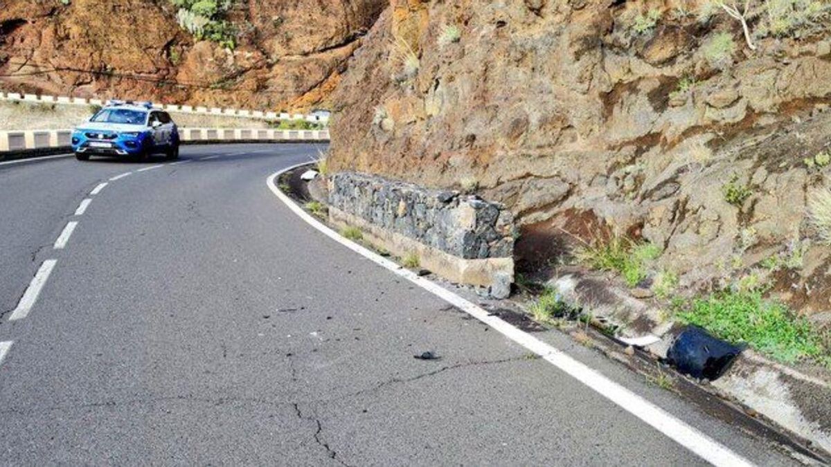 He has an accident and the Local Police of Santa Cruz de Tenerife finds the driver sleeping in the car.