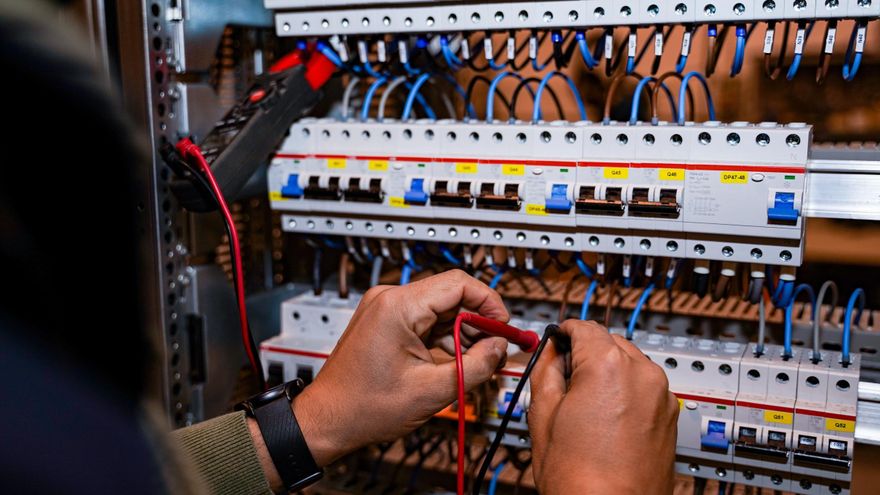 Un electricista realiza unas pruebas. / Shutterstock