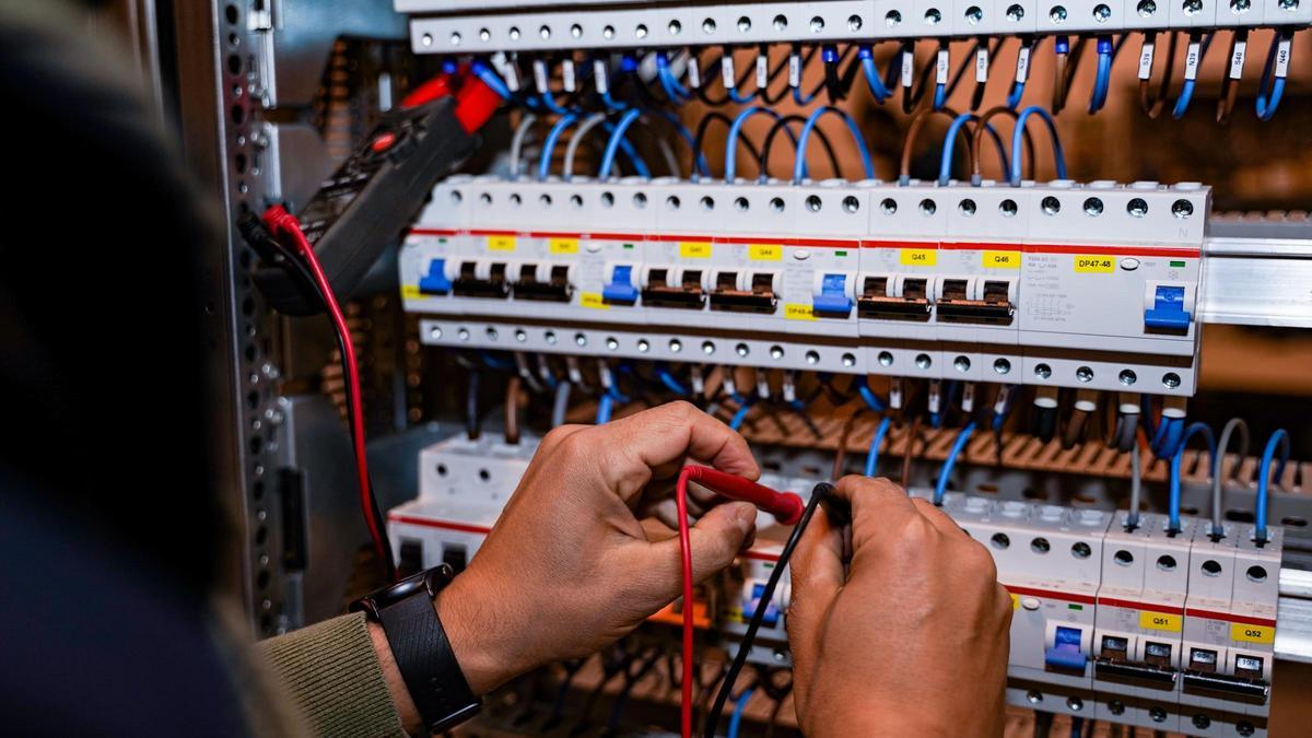 Un electricista realiza unas pruebas.