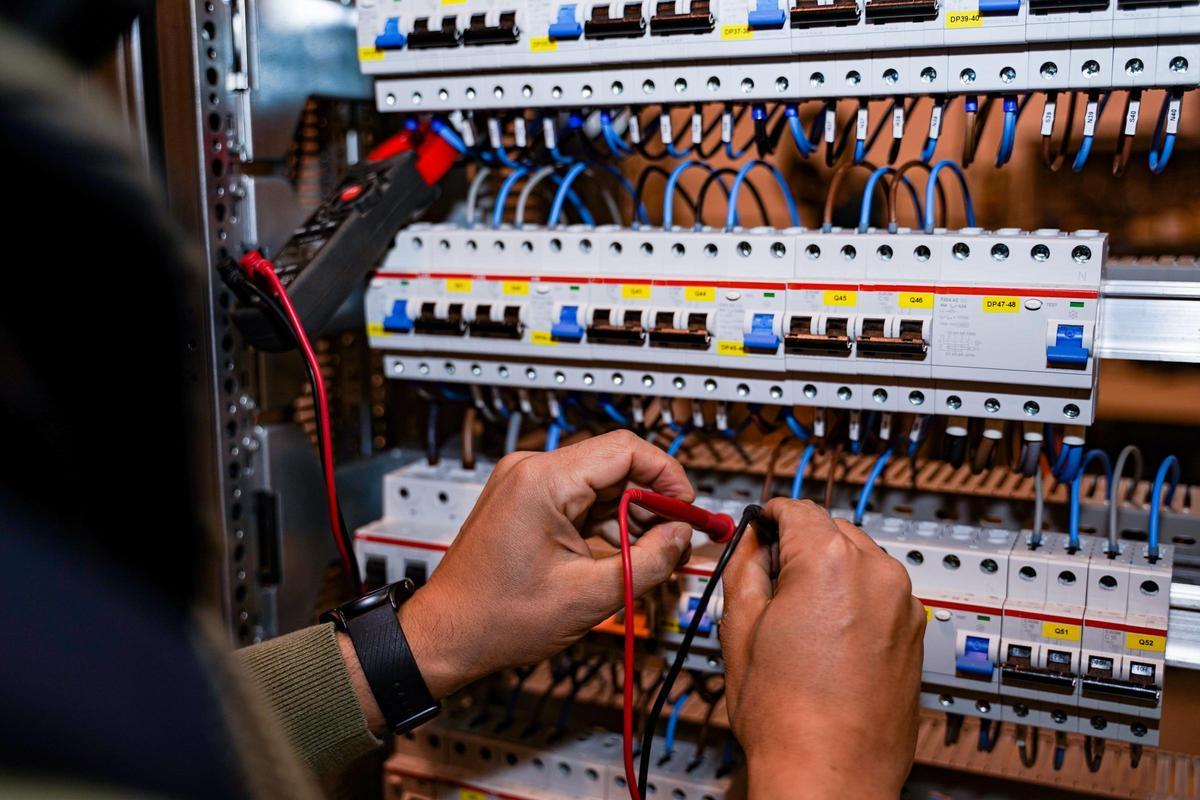 Un electricista realiza unas pruebas.