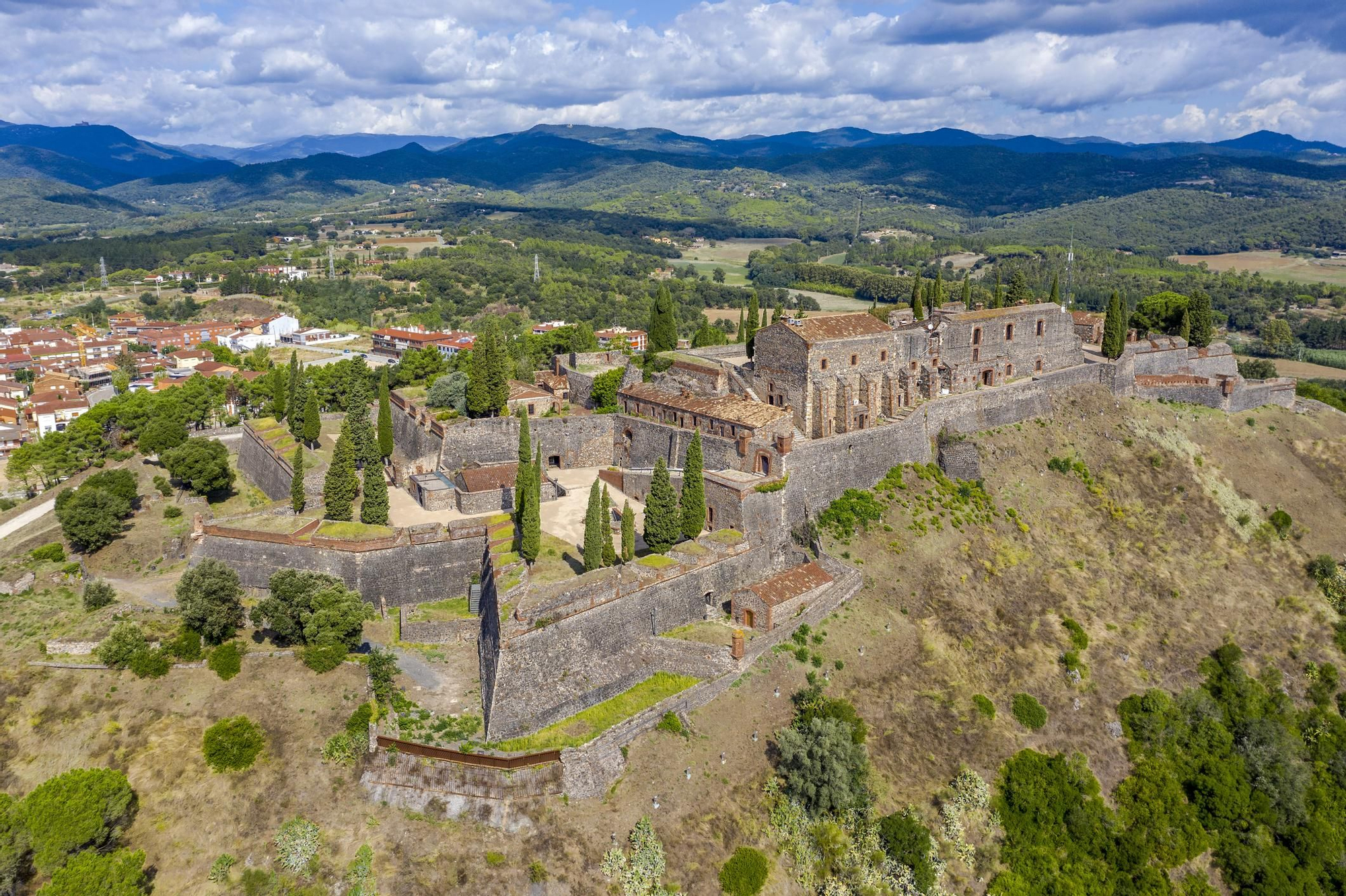 El castillo domina las callejuelas empedradas de Hostalric