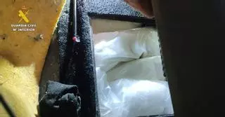 Hallan 20 kilos de metanfetamina ocultos en una trampilla en un coche en el puerto de Dénia