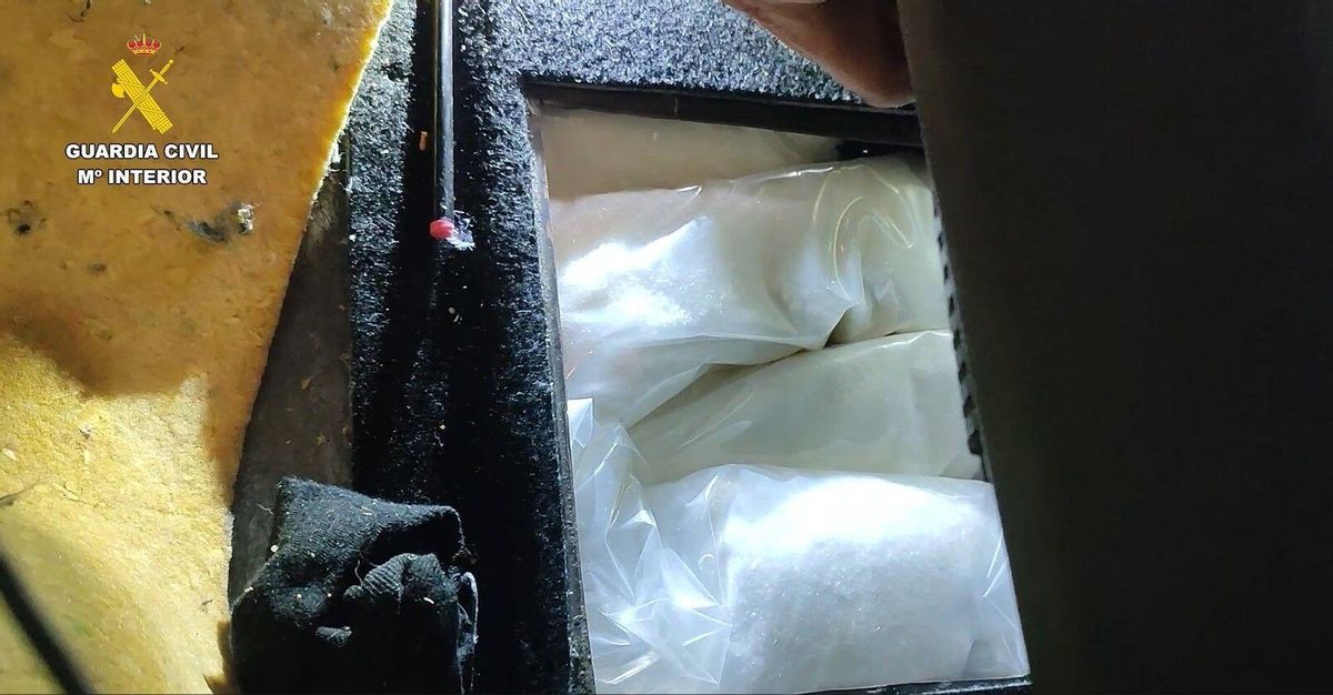 Hallan 20 kilos de metanfetamina ocultos en una trampilla en un coche en el puerto de Dénia