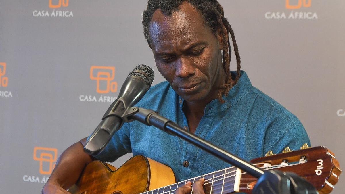 El artista Khaly Thioune en Casa África.