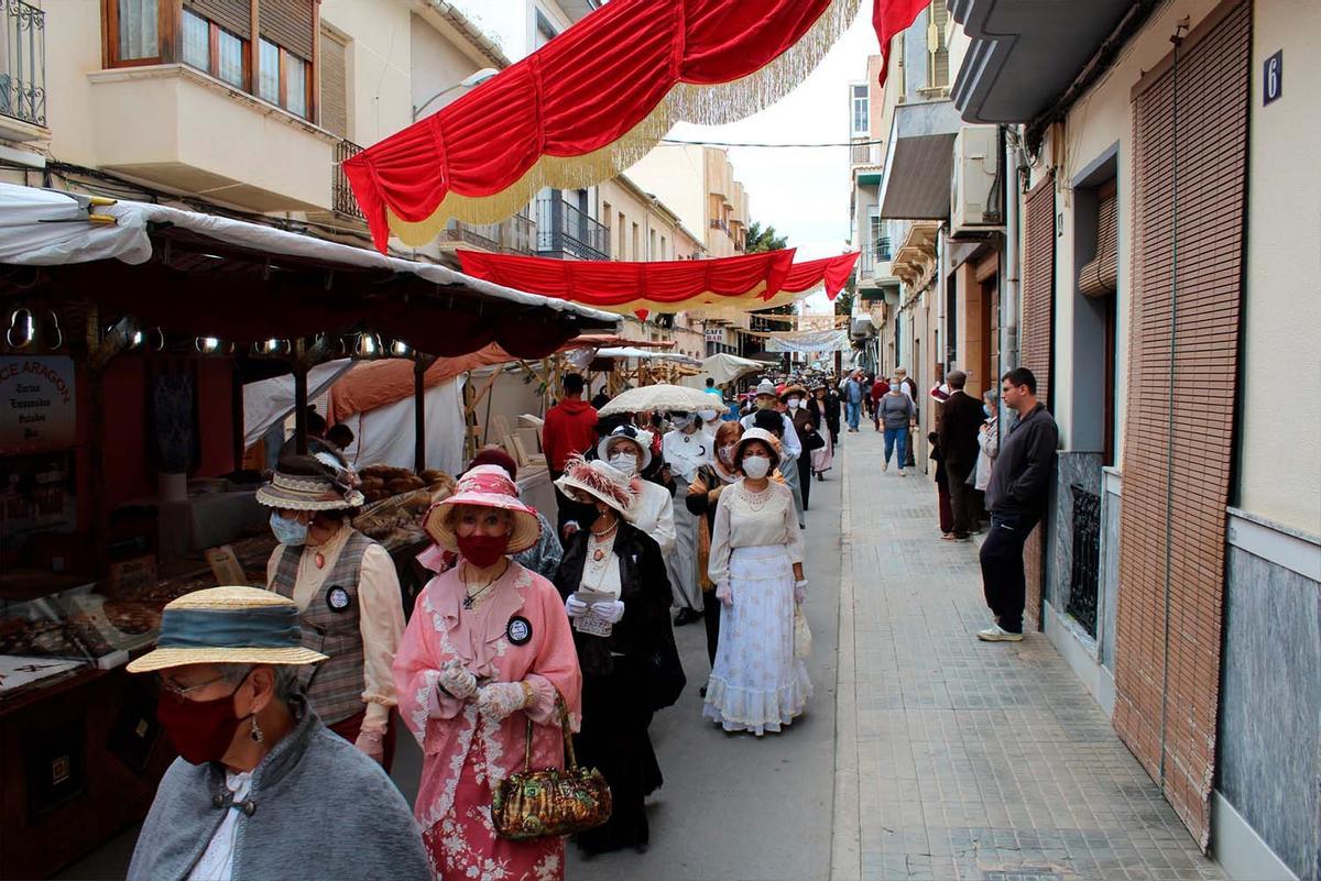 Escenas de la quinta edición de la Feria Modernista de Novelda.