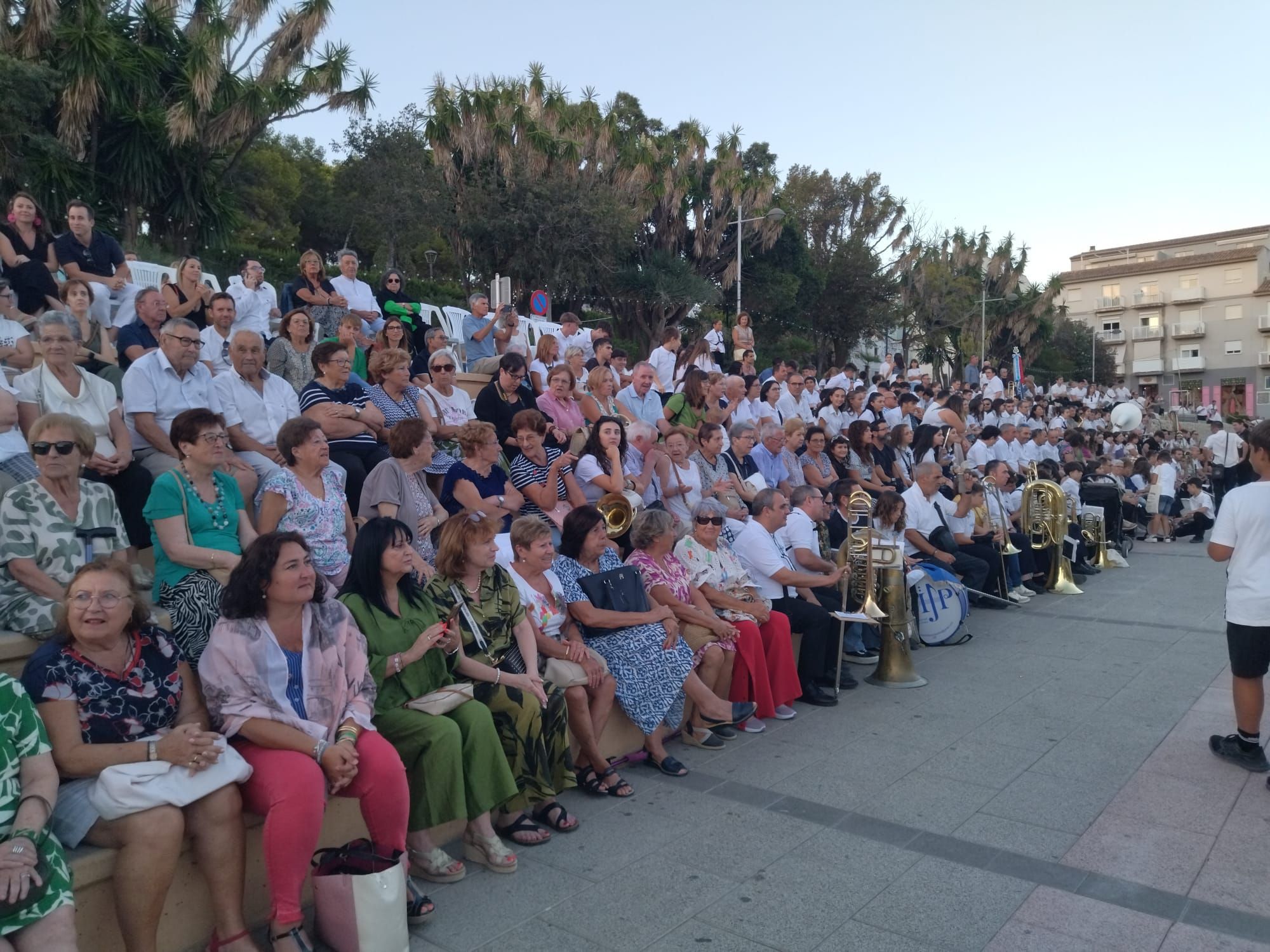 Xàbia, capital de la música: más de 800 músicos de toda la comarca llenan de vida las calles (imágenes)