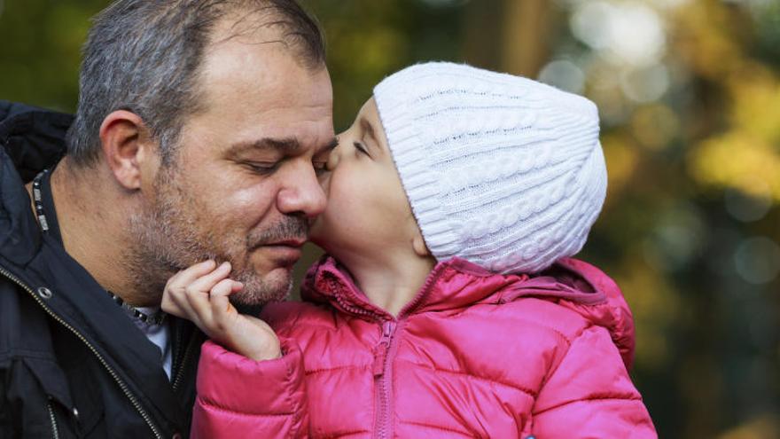 Un padre, junto a su hija.