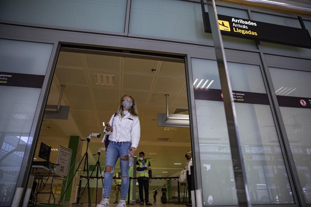 Arriben els primers turistes de l''estiu a l''aeroport de Girona