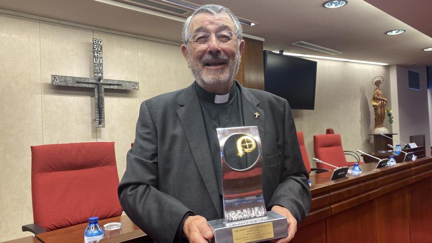 El sacerdote vigués Alberto Cuevas recibe el Premio ¡Bravo!