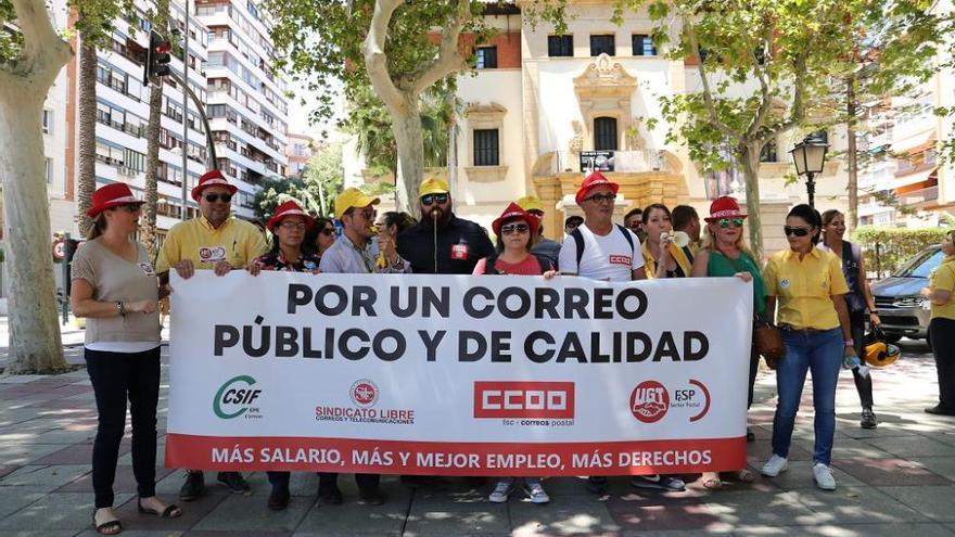 Los trabajadores de Correos paran en la Región para exigir el fin de &quot;los recortes&quot;