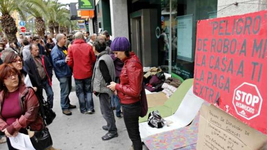 Concentración de Stop Desahucios ante la oficina de Bankia de la Avenida de la Estación.